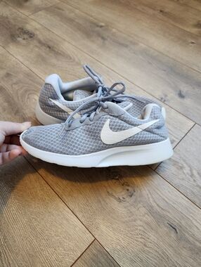 Women's 8.5 Nike Tanjun Sneakers